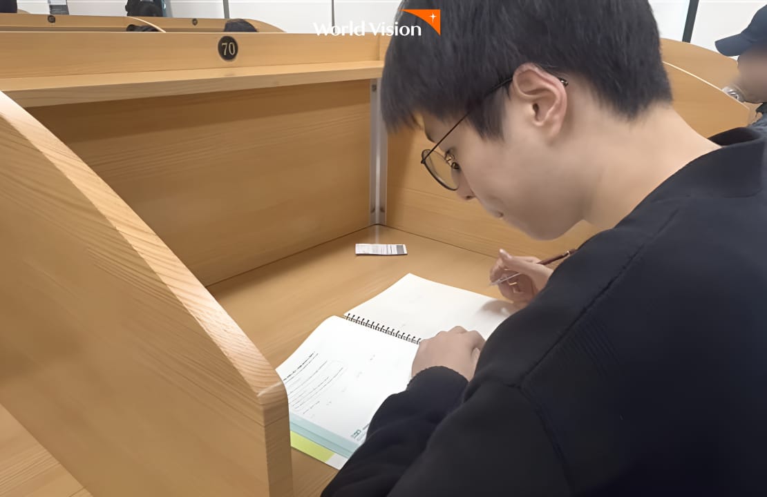 도서관에서 모의고사 준비하는 수호